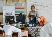 Sekolah di Daerah Tertinggal Terima Bantuan Teknologi