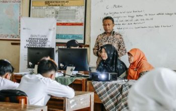 Sekolah di Daerah Tertinggal Terima Bantuan Teknologi