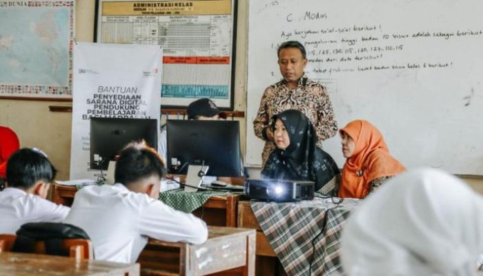 Sekolah di Daerah Tertinggal Terima Bantuan Teknologi