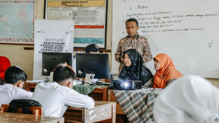 Sekolah di Daerah Tertinggal Terima Bantuan Teknologi