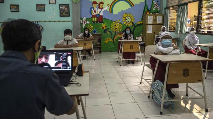 Sekolah di Daerah Tertinggal Terima Bantuan Teknologi