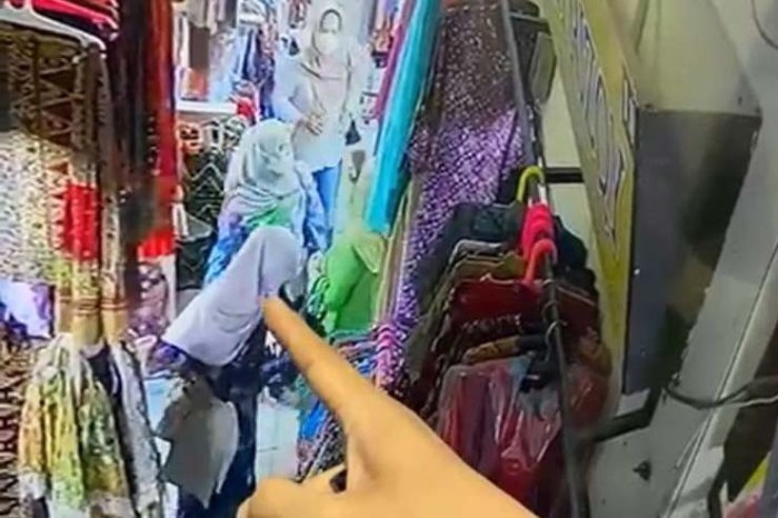 Pelaku sepeda terekam gunakan parkiran aksi pencurian peci beraksi cctv mesjid tribunnews angga Pelaku sepeda terekam gunakan parkiran aksi pencurian peci beraksi cctv mesjid tribunnews angga