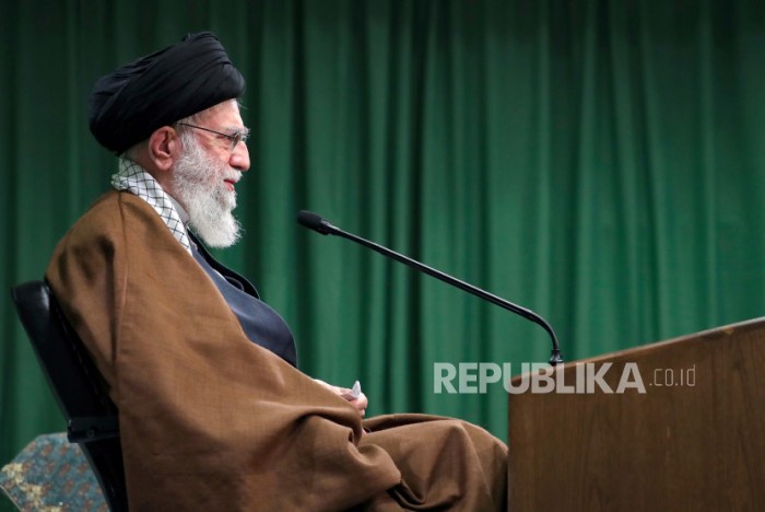 Ayatollah Ali Khamenei Mengatakan Israel Harus Dihukum atas Serangan ...