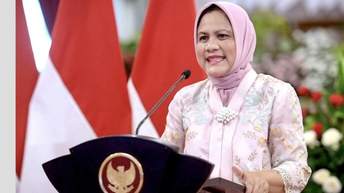Iriana Tersenyum Saat Ralat Ucapan Jokowi di Depan Alumni UGM