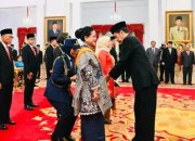 Iriana Tersenyum Saat Ralat Ucapan Jokowi di Depan Alumni UGM
