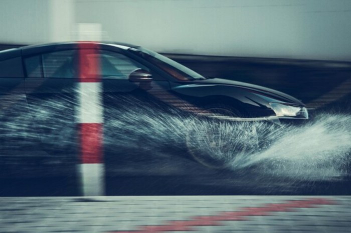 Tips Menghindari Aquaplaning Saat Berkendara di Kala Hujan Tips Menghindari Aquaplaning Saat Hujan