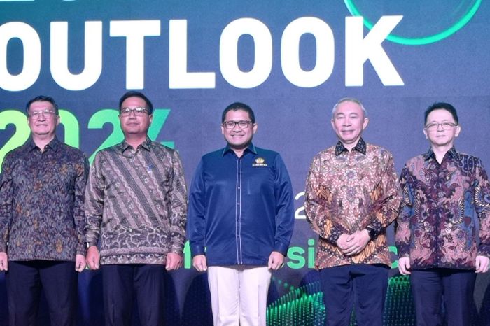 Ilustrasi Vektor Konsep Krisis Keuangan Global Peta Dunia Dengan Panah ... Sektor Keuangan Tangguh Hadapi Tekanan Global