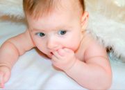 Mengapa Bayi Mengucek Mata Saat Mengantuk? Penjelasan dari Ahli