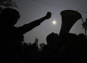 Warga Maluku Blokade Jalan Tolak Batalion TNI di Lahan Adat