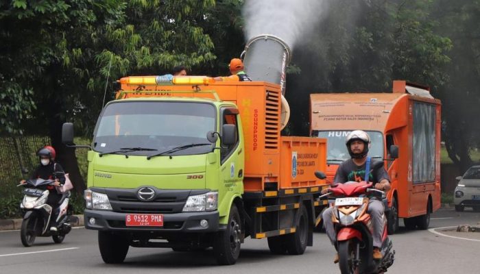Operasi Water Mist di Jalur TB Simatupang dan Fatmawati oleh DLH DKI Jakarta