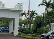 Arti Bendera Setengah Tiang yang Berkibar di Istana Hari Ini
