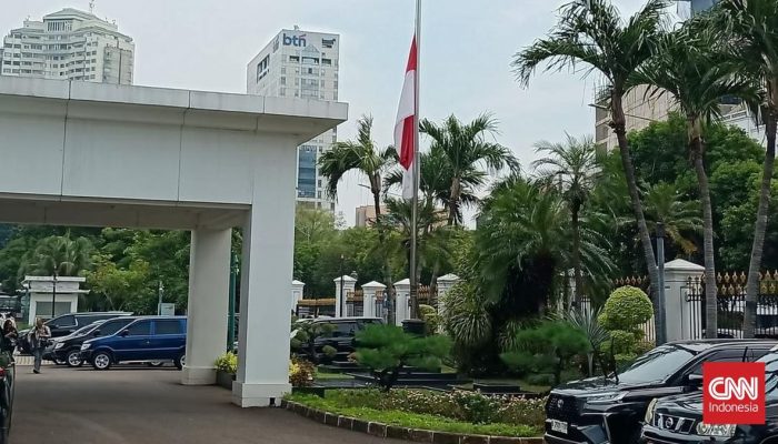 Arti Bendera Setengah Tiang yang Berkibar di Istana Hari Ini
