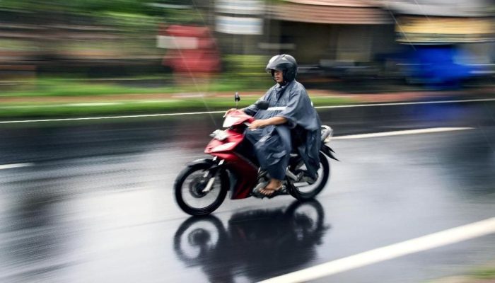 Musim Hujan, 5 Barang Penting yang Harus Dibawa oleh Pengendara Motor