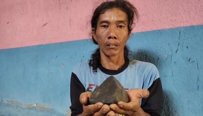 Warga Tegal Temukan Batu Diduga Meteor, Lihat Penampakannya