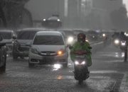 Mikroplastik yang Terkandung dalam Air Hujan yang Turun dari Langit