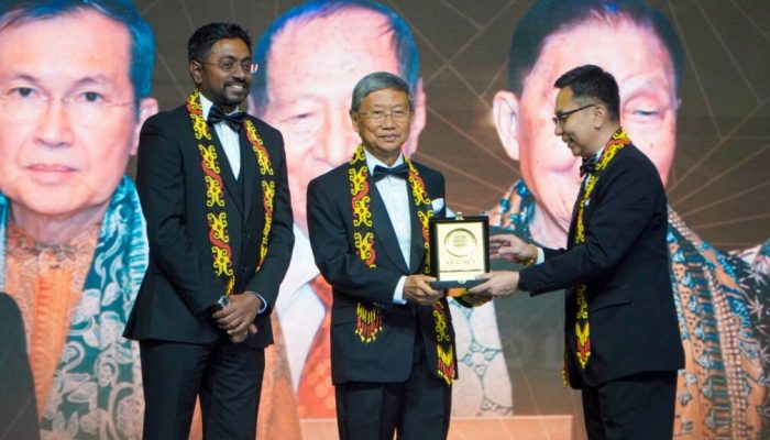 SD Darmono Menerima Tropi Spesial ‘The Legacy’ di Golden Property Awards 2025