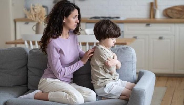 Psikolog Berbagi 7 Kalimat Efektif untuk Menenangkan Anak yang Tantrum