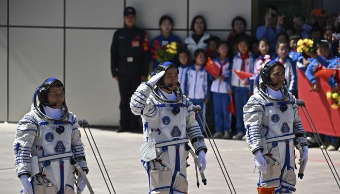 Kepulangan Tertunda, Tiga Astronaut China Akhirnya Kembali ke Bumi