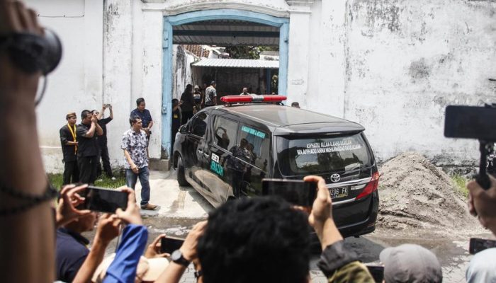 Melayat Pakubuwono XIII, Gibran Bertemu Keluarga Raja