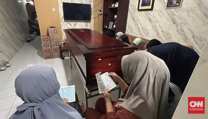Jenazah Demonstran Tiba di Surabaya, Keluarga Menangis Histeris