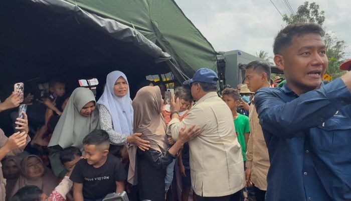 Prabowo Cium Kening Anak Kecil di Tenda Pengungsian Korban Banjir Aceh