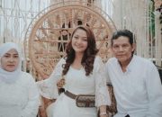 6 Potret Kenangan Siti Badriah Bersama Mendiang Ibunda, Momen Hangat Kebersamaan