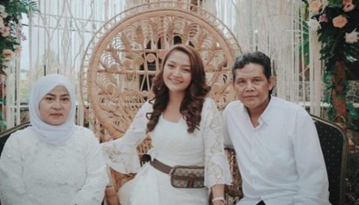 6 Potret Kenangan Siti Badriah Bersama Mendiang Ibunda, Momen Hangat Kebersamaan