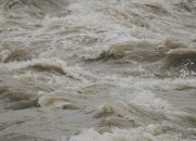 Tinjau Daerah Terisolasi, Wagub Aceh Rakit Terbalik di Sungai