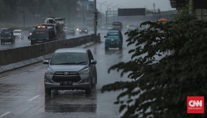 Perhatikan 4 Hal Sebelum Liburan Naik Mobil di Musim Hujan