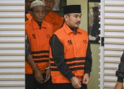 Pemeriksaan Perdana Bupati Bekasi dan Ayahnya Usai Ditahan KPK