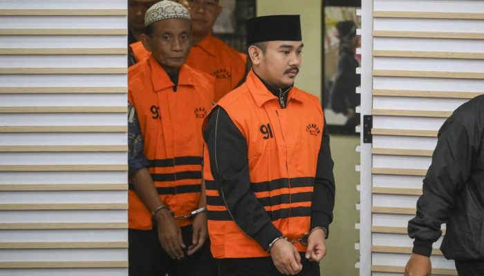 Pemeriksaan Perdana Bupati Bekasi dan Ayahnya Usai Ditahan KPK