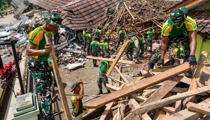 Tim SAR Cari Tiga Warga Tertimbun Longsor di Arjasari Bandung