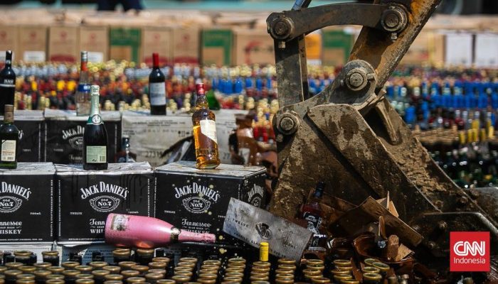 Musnahkan 13 Juta Batang Rokok dan 19 Ribu Botol Miras Ilegal oleh Bea Cukai