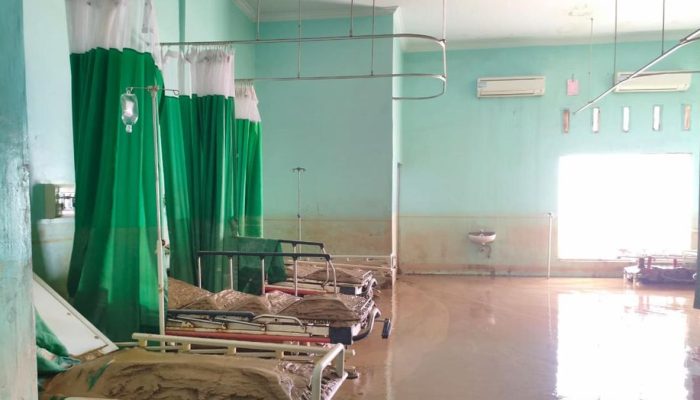 Nakes Sulsel Bekerja di Tengah Lumpur Aceh Tamiang, IGD Tidak Berfungsi