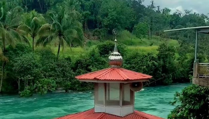 Sungai Ombilin Sumbar Berwarna Biru Merona Setelah Diterpa Banjir