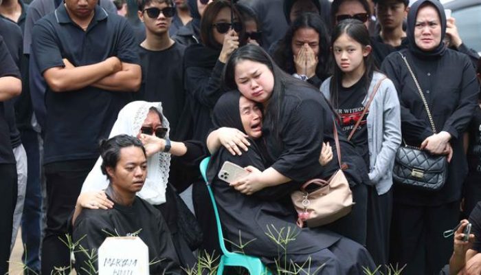 Pemakaman Lula Lahfah Dihadiri Suasana Haru dan Isak Tangis