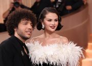 Pesona Selena Gomez di Karpet Merah Golden Globes 2026 Tampil dengan Gaya Hollywood Klasik