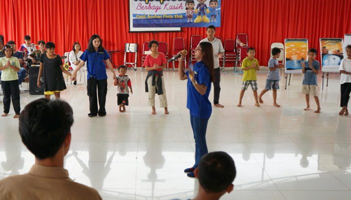 Berbagi Kasih: 68 Anak Panti Asuhan Pintu Elok Menerima Bantuan