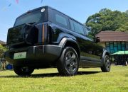 Mobil Listrik Chery J6 Terobos Banjir Hingga Setinggi Paha Orang Dewasa