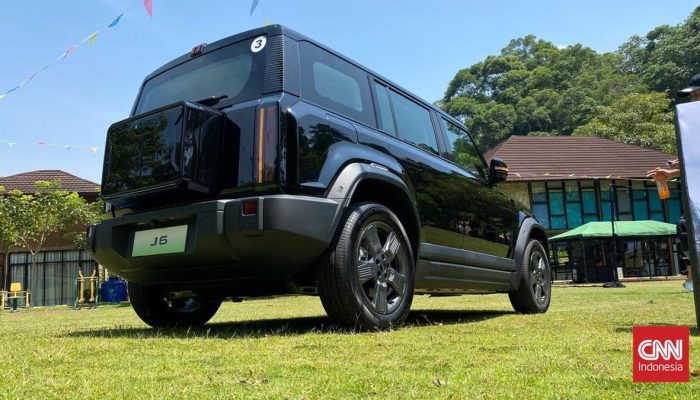 Mobil Listrik Chery J6 Terobos Banjir Hingga Setinggi Paha Orang Dewasa
