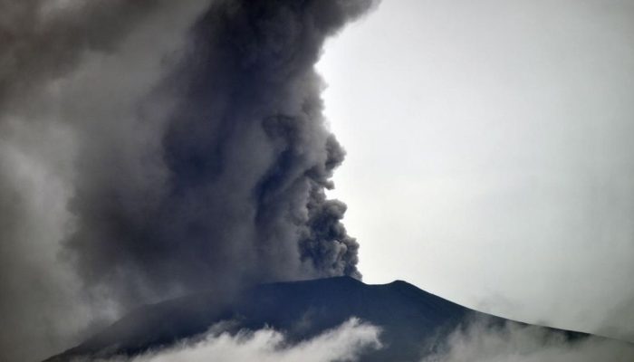 Erupsi Gunung Marapi Sumbar Malam Ini, Warga dalam Radius 3 Km Waspada