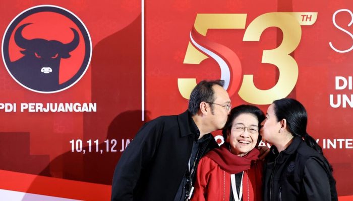 Momen Puan dan Prananda Mencium Megawati di Rakernas PDIP