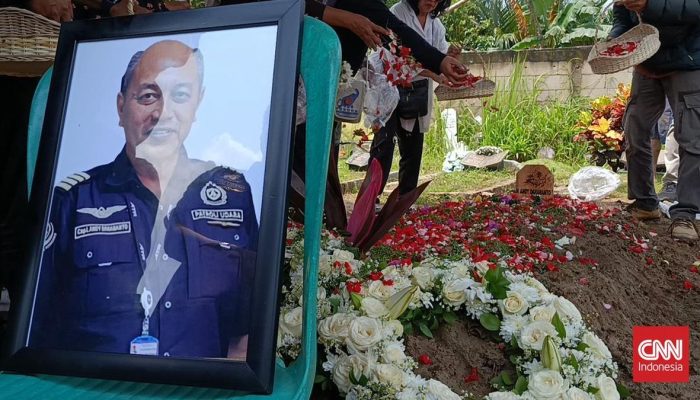 Pemakaman Pilot ATR 42-500 Captain Andy Dihadiri Air Mata Keluarga