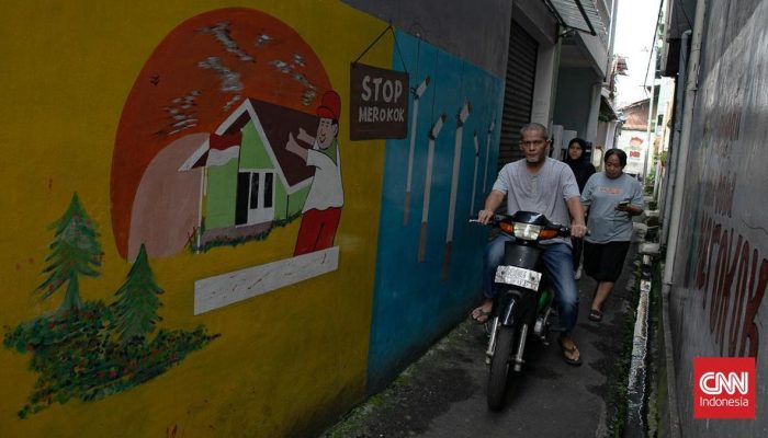 Bahaya Merokok Saat Naik Motor dan Pelanggaran Aturan yang Perlu Diketahui
