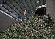 Pengolahan Banjir Sampah di Saringan Sampah TB Simatupang Jakarta Selatan