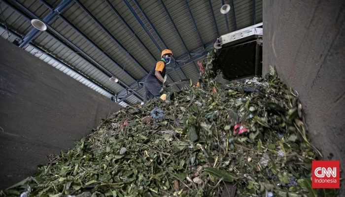 Pengolahan Banjir Sampah di Saringan Sampah TB Simatupang Jakarta Selatan