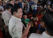 Prabowo Merayakan Tahun Baru di Posko Pengungsian Tapanuli Selatan