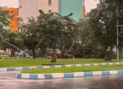 Kendaraan di Bandara Juanda Rusak Akibat Puting Beliung