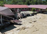 Bantuan ke Sikundo Aceh Barat Dikirim Menggunakan Helikopter karena Jalan Terputus