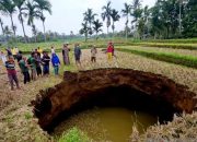 Kemunculan Sinkhole Bikin Geger Warga Sumbar Apa Itu Fenomena Ini